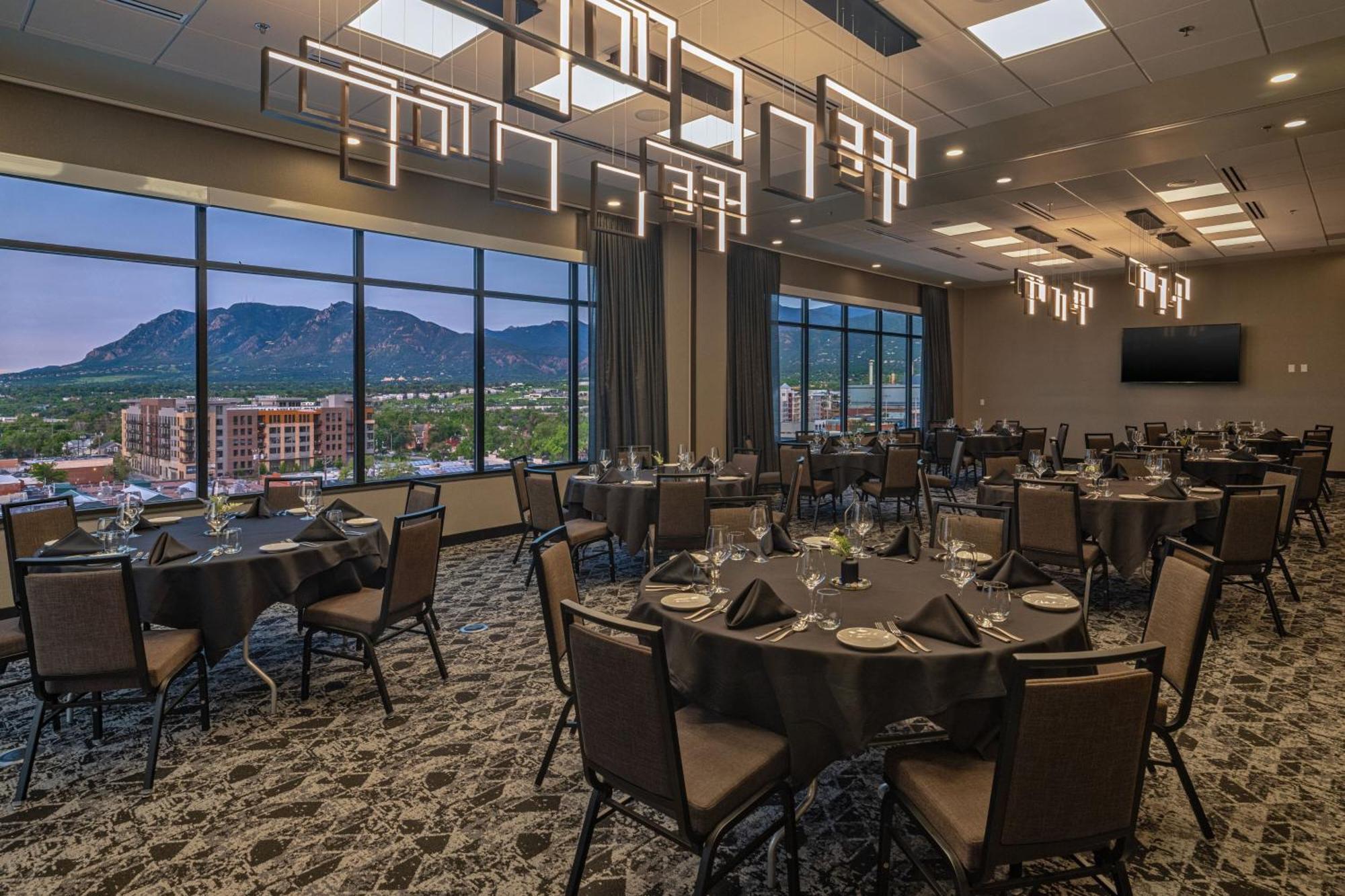 Отель Element Colorado Springs Downtown Экстерьер фото
